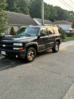 Chevy Tahoe color black with Cloth seats￼