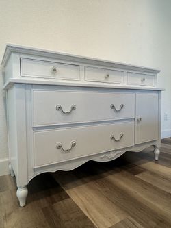White Dresser (By Lajobi)