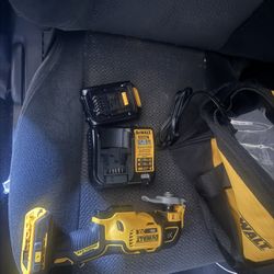 WALT 20V MAX XR Cordless Brushless 3-Speed Oscillating Multi Tool with (1) 20V 1.5Ah Battery and Charger