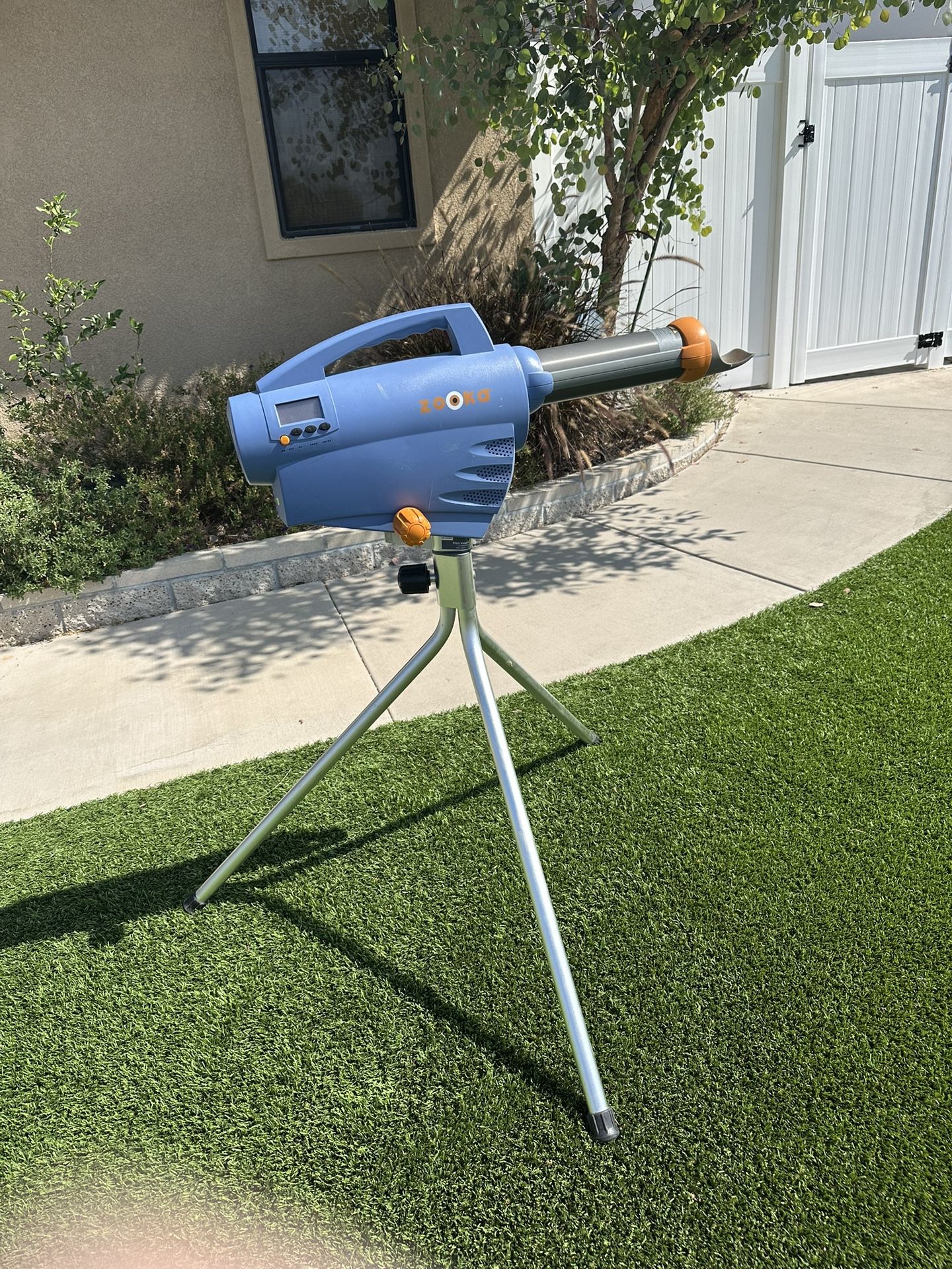 Zooka ZS740 Pitching Machine Battery Powered