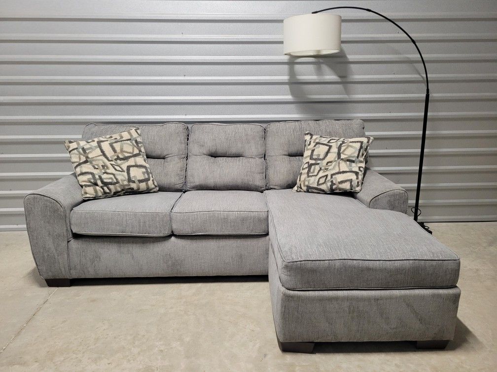 Rooms To Go 🔥 2 PC Reversible Chaise Sectional 🛋 (Delivery Available) 🚛