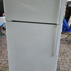Refrigerator in working Condition perfect for garage $150