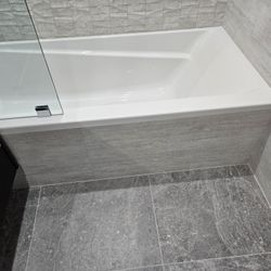 Maax bath tub 72x32x19 left hand brand new $650