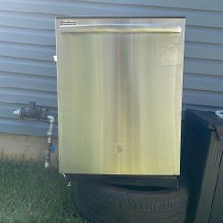 GE Dishwasher – Quiet & Reliable (3 Years Old)