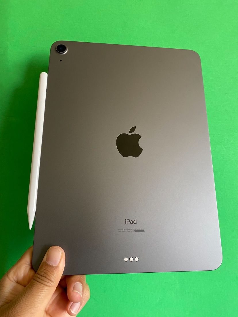 Apple IPad Air 4th Generation (10.9” Liquid Retina/ 2020 Model) 64GB with keyboard case stylus pen & Accessories (256gb $499)