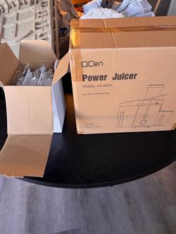 Juicer with small glass bottles