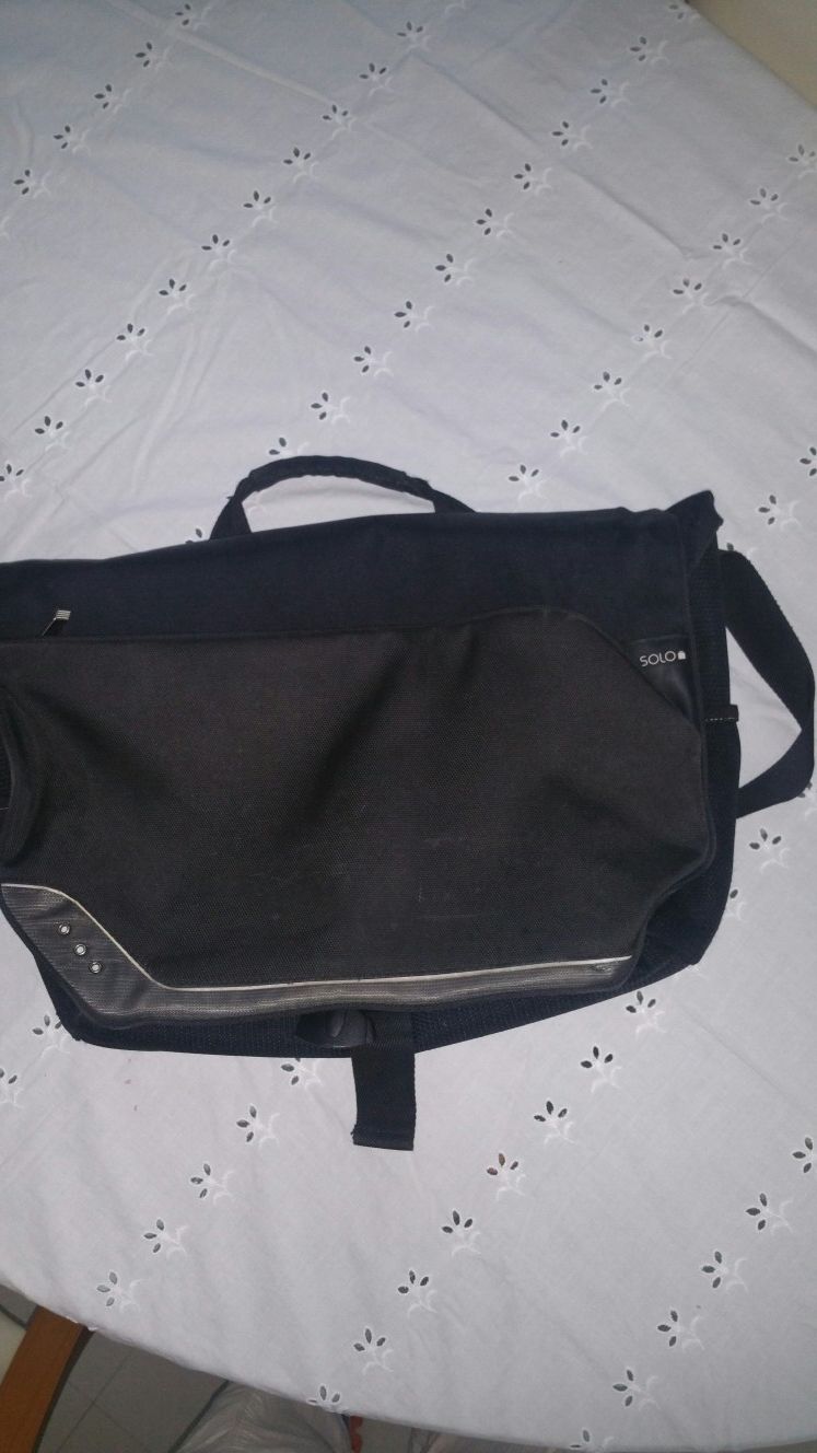 17" laptop bag.