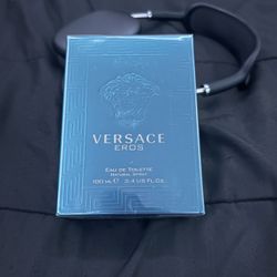 Versace Eros Eau de Toilette 100ml is a bold and sensual men’s fragrance that blends vibrant mint, green apple, and Italian lemon with warm notes of t