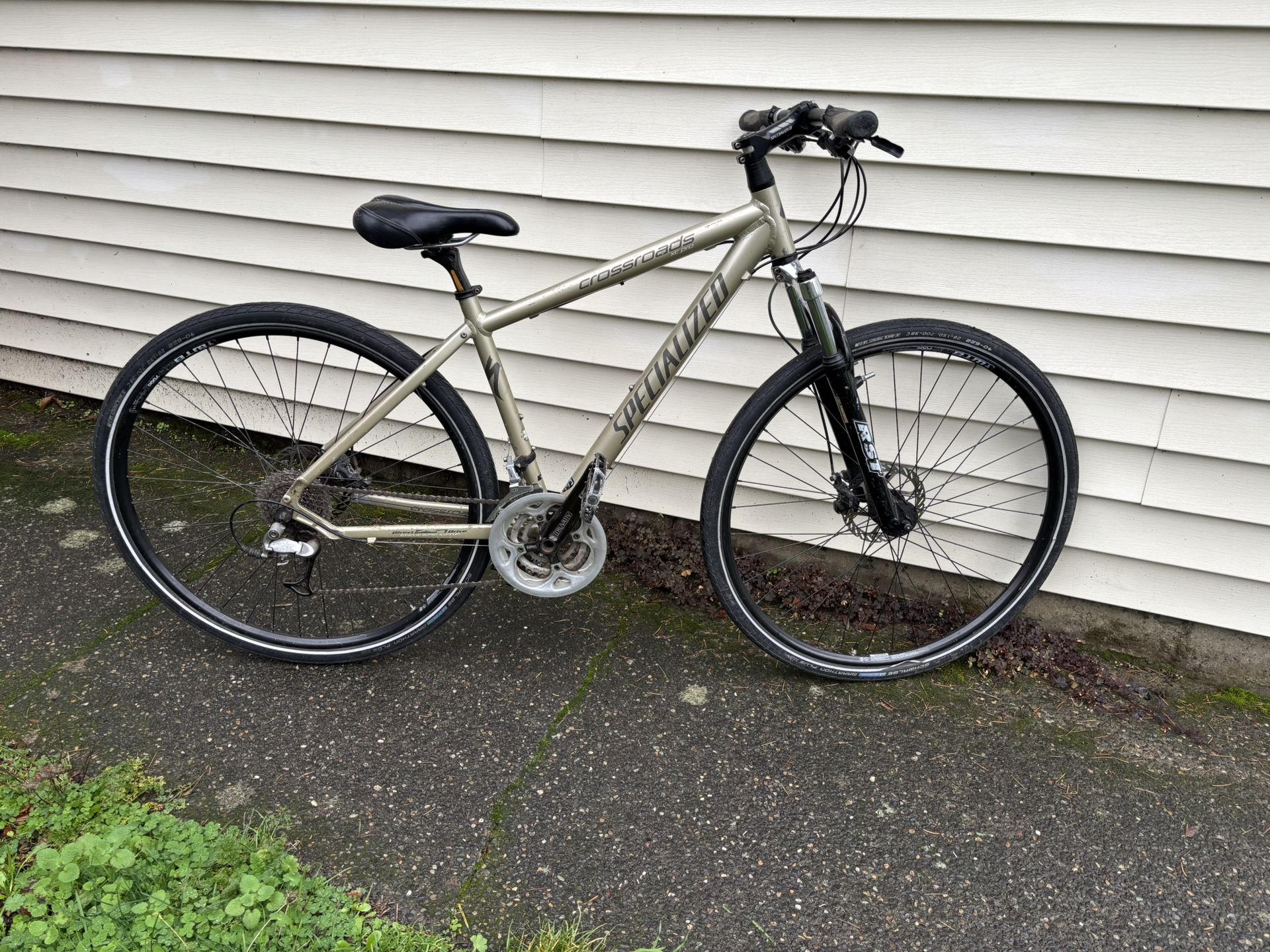 Specialized Crossroads hybrid bike, size 49 (likely best for those 5'5" and up).