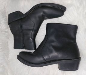 Men's Durango Black Leather Side Zip Western boots feature a 7-inch ankle shaft and a durable rubber outsole size 11
