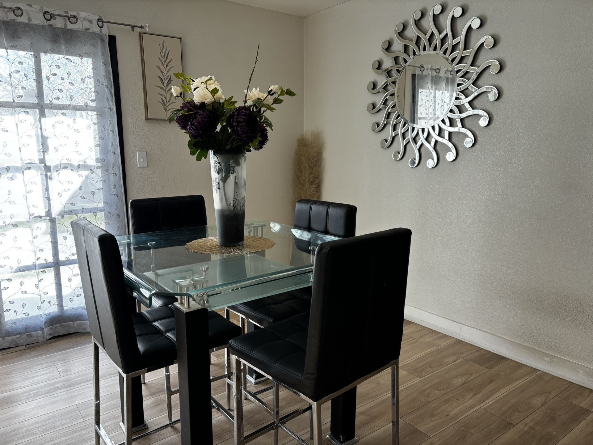 Mesa de Comedor Moderna de Vidrio con 4 Sillas – Excelente Condición