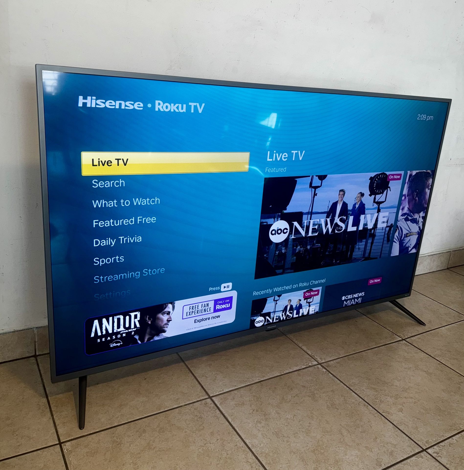 Hisense 70" LED 4K UHD Smart Roku TV Grey Bezel HDR Perfect Condition 1 Owner