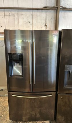 Samsung Fridge with Ice Maker and Water Dispenser