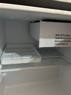 Refrigeradora Nevera Pequeña 4 Pies Cubicos for Sale in Miami, FL - OfferUp