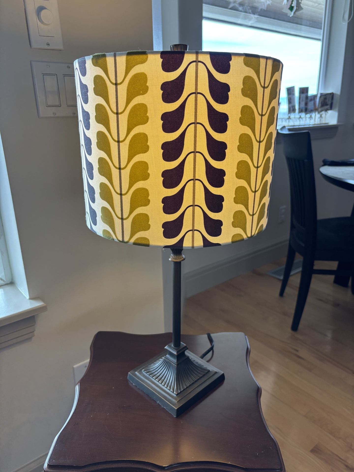 Mid-Century Style Table Lamp with Retro Leaf Shade
