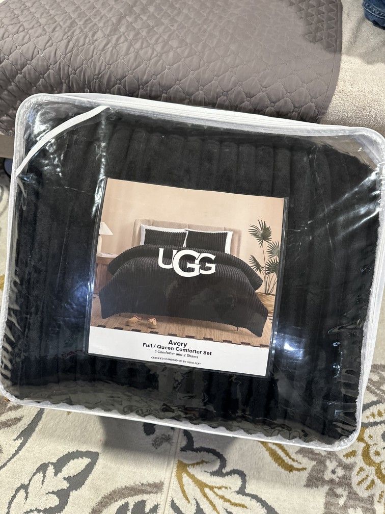 UGG Conforter Black