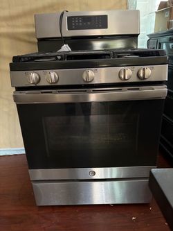 Stainless Steel Gas Range with Center Griddle