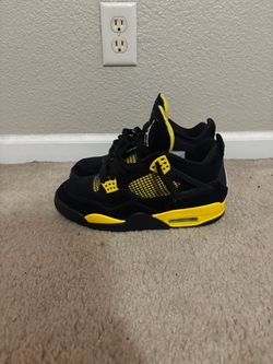 Jordan 4 black/yellow thunders (Size 10)