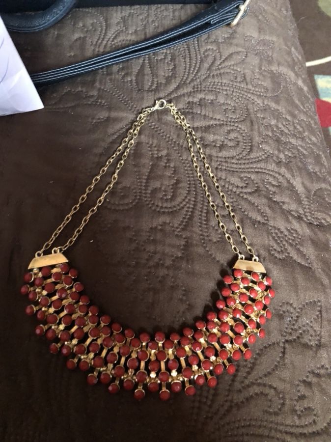 Collar rojo y oro