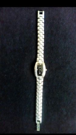 Gucci watch. Women's designer accessories. Timepiece