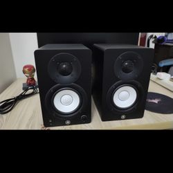 Yamaha HS4 Powered Studio Monitors in Black 4.5