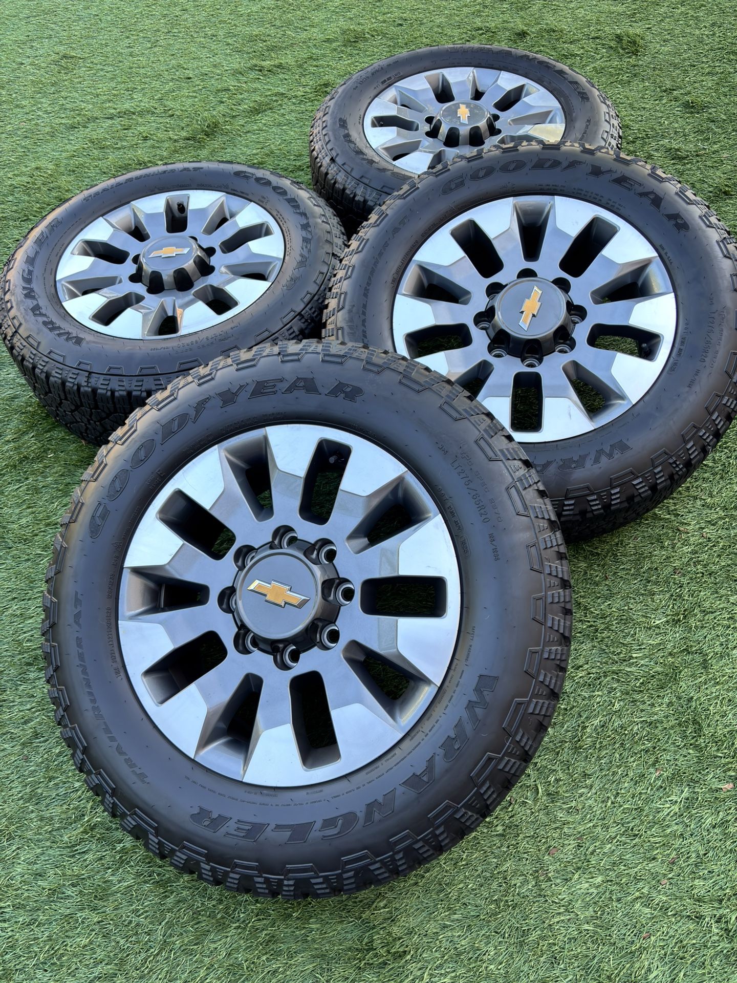 Chevy Silverado 2500 Take off 2k miles rims and tires like new set 275/65/20.