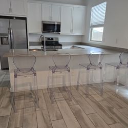 Ghost bar stool in clear glass.
