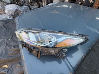 2021 Nissan Sentra left headlight halogen used
