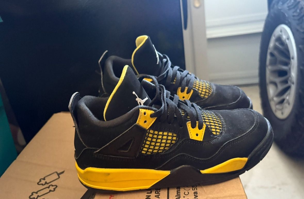 Air Jordan 4 Retro GS 'Thunder'