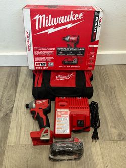 Milwaukee M18 18-Volt Brushless Cordless 1/4 in. Impact Driver Kit with One 2.0A Battery + Charger