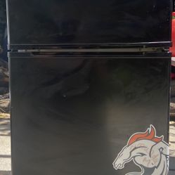 Mini Fridge; Excellent Condition, Virtually Complete