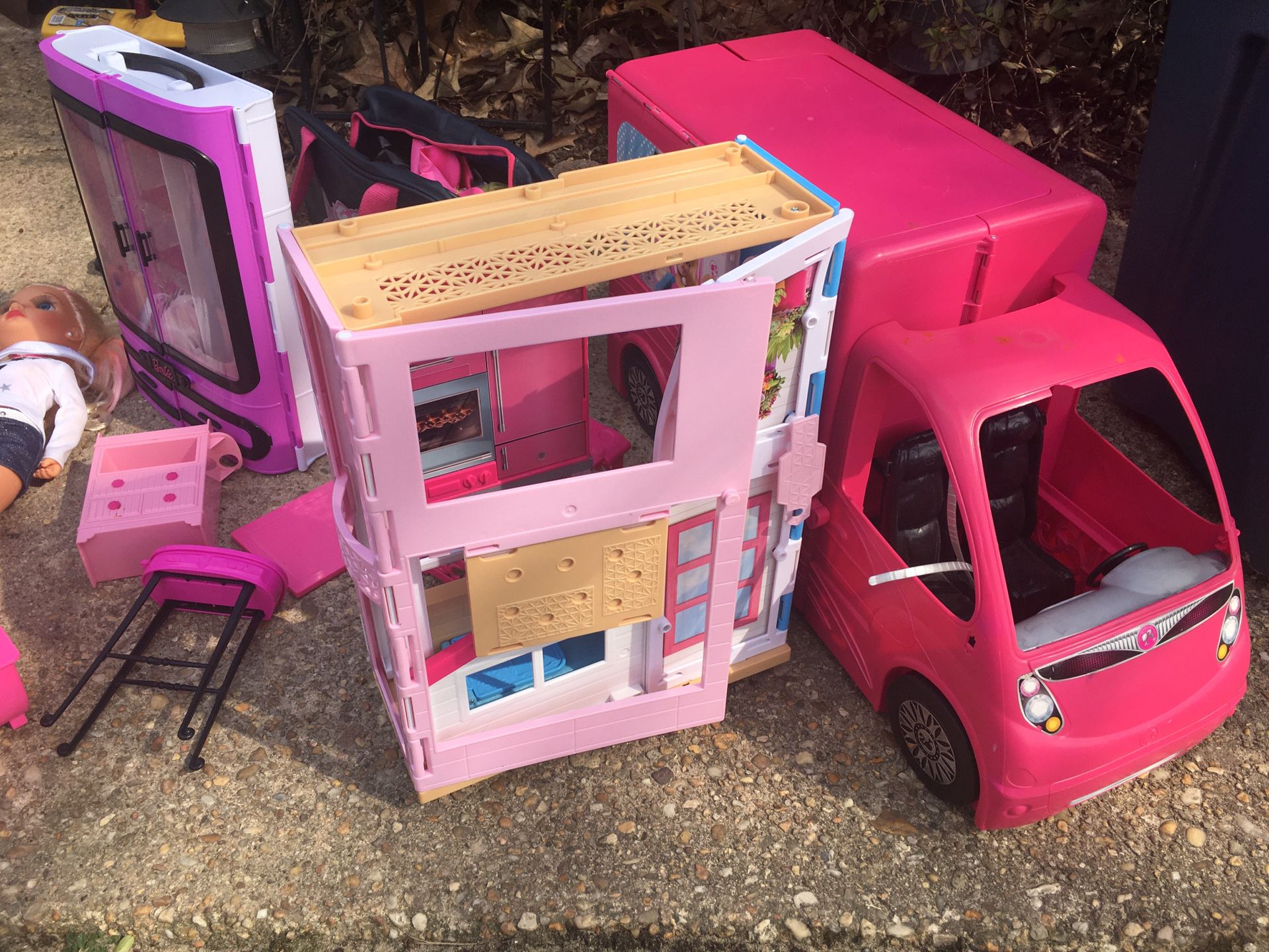 Barbie camper with Barbie dolls clothes Barbie salon etc. look at pictures all for $60 firm￼