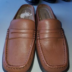 Naturalizer Flat Shoe Size 6