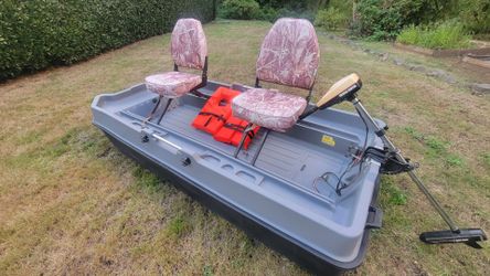 Sundolphin Sportsman boat with MinnKota electric motor
