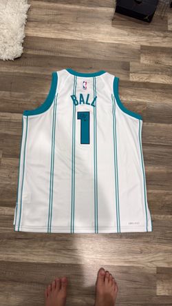 LaMelo Ball sign jersey