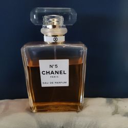 CHANEL N°5 The Essence Of Woman