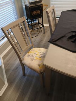 Nice Long Table w/4 chairs