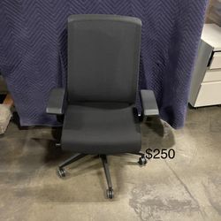 Haworth Very Desk Chair! We Also Have Standing Desks, Monitor Arm Mounts, Monitor, And More! One Stop Shop For All Your Office Furniture And Equipment