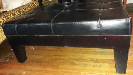 Center table or can be used as ottoman.black leather.or vyn