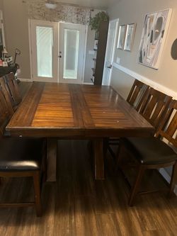 Dinner table whit chairs