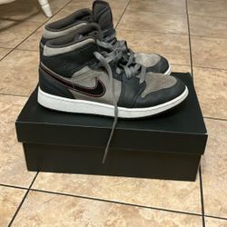 Jordan  1 Mid Se Bg Size 7