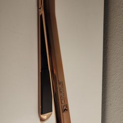 Royale Genius Heating Element Hair Straightener Metallic Rose Gold Color. Used only a few times. Works!
Infrared heat, ceramic plates.
