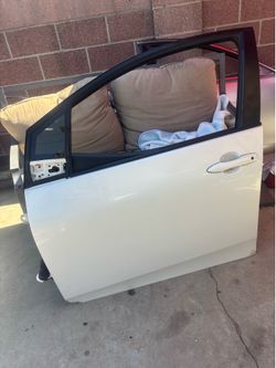 LEFT DRIVER SIDE FRONT DOOR 2016-2022 TOYOTA PRIUS (WHITE COLOR) “”” NO GLASS””” SMALL DENT.