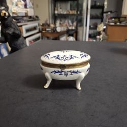 Vintage Ceramic 4 Leg Hinged Small Trinket Box With Red Velvet Lining Inside 3.75" X 2.25