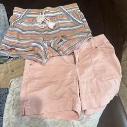 LOT OF WOMENS SHORTS