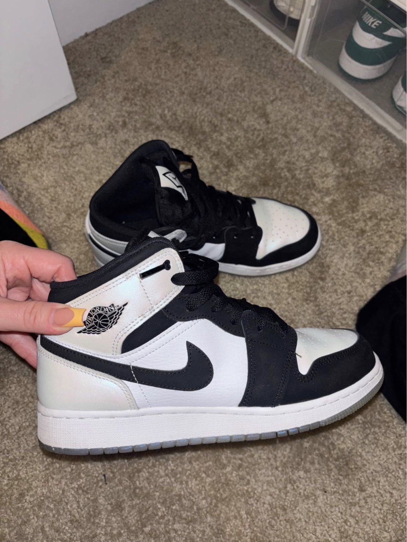 Jordan 1 Mid (Size 7Y)