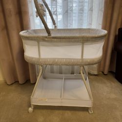 Delta Children Curve Bassinet White/Grey Like New