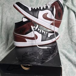 Jordan 1 Mid SE Dark Pony Size 11