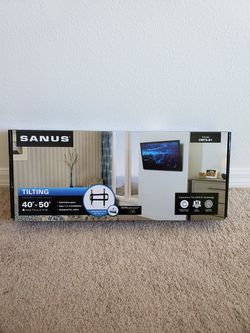 Flat screen wall mount with tilt