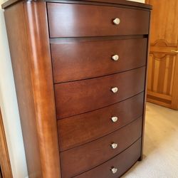 MUST SELL WOODEN 6 DRAWER DRESSER